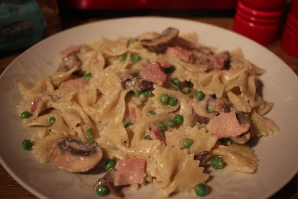 Creamy Pasta with Bacon, Peas and Mushrooms pinchofnom.com