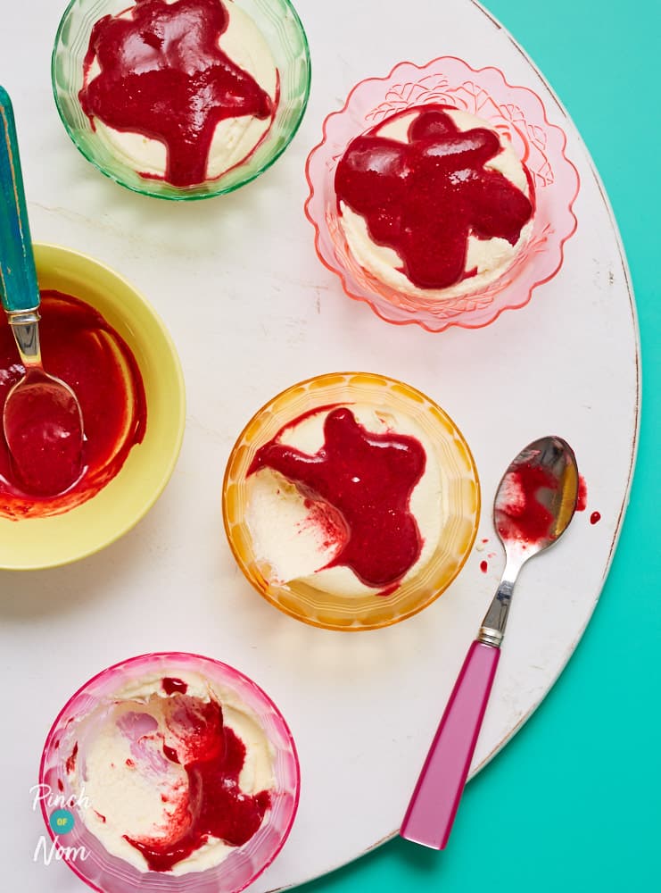 White Chocolate Mousse with Raspberry Coulis - Pinch of Nom Slimming Recipes