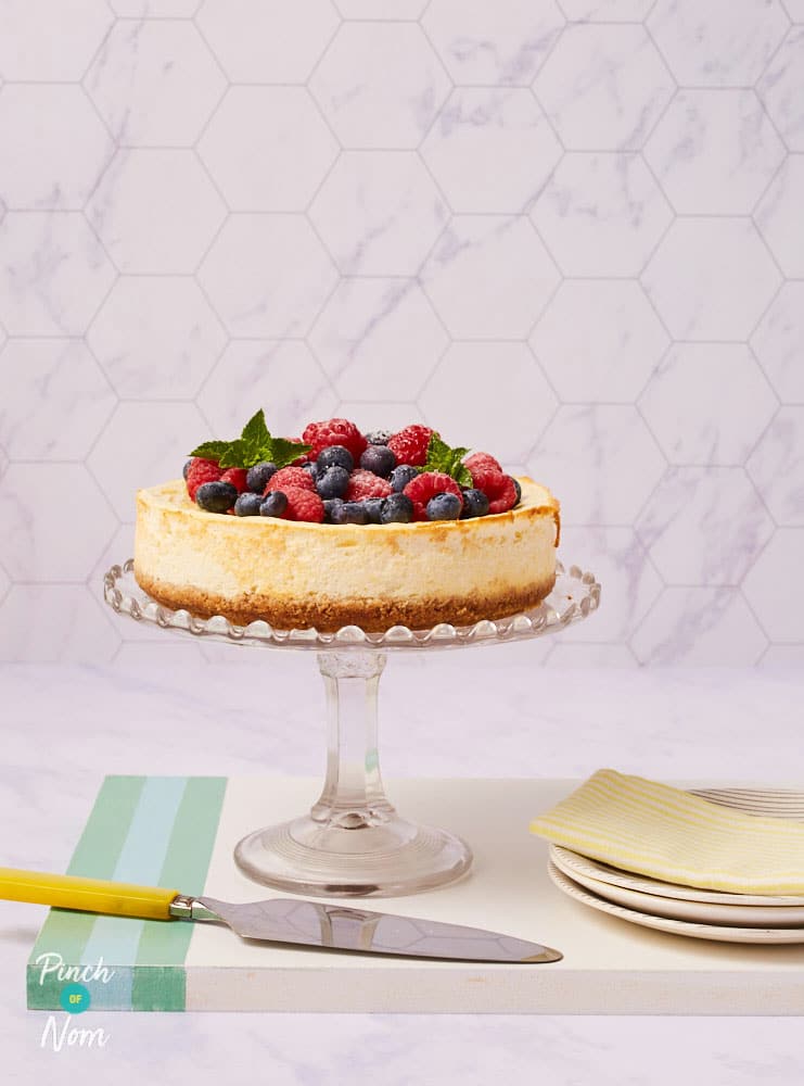 Raspberry and Blueberry Baked Cheesecake - Pinch of Nom Slimming Recipes