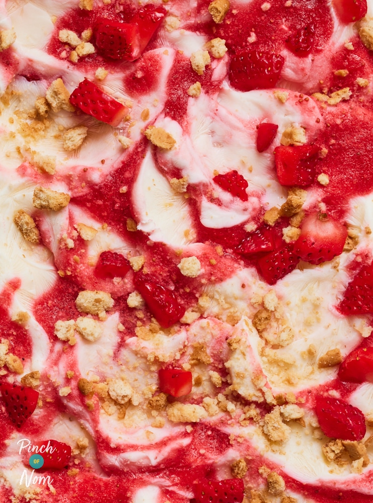 Strawberry Cheesecake Frozen Yoghurt - Pinch of Nom Slimming Recipes